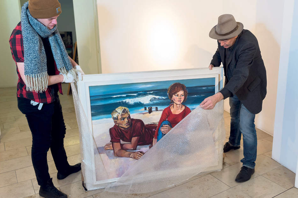Das Stand-Bild wird ausgepackt. Für die junge Frau stand Womackas Tochter Modell.