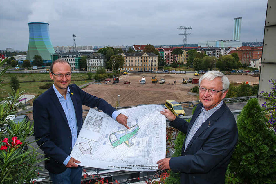 Im Hintergrund laufen schon die Bauarbeiten: Der Amtsleiter für Wirtschaftsförderung Robert Franke (41, l.) und der Chef der Dresdner Gewerbehofgesellschaft Friedbert Kirstan (67) am Gewerbepark in Löbtau.