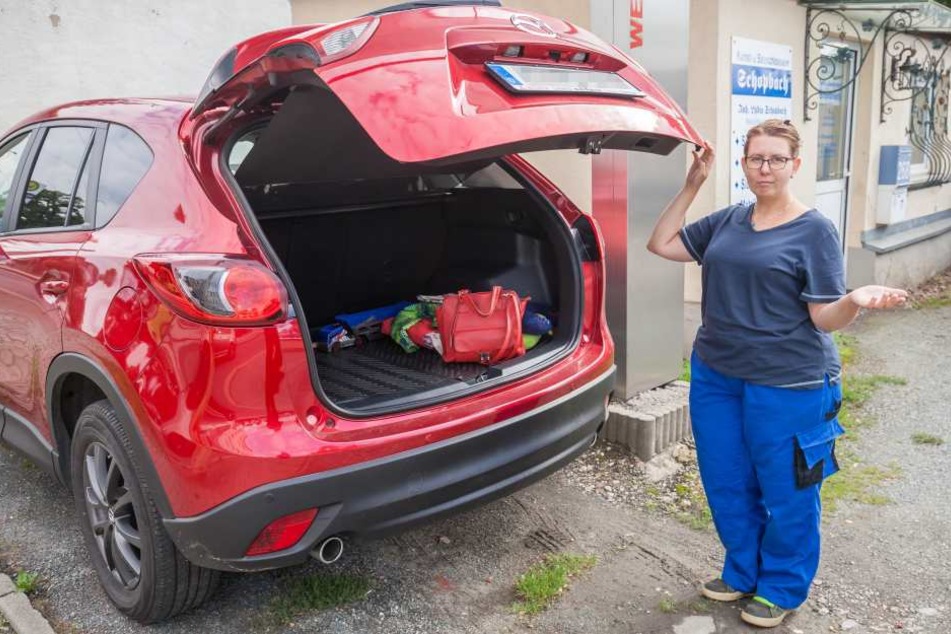 Zwei Männer klauten die Handtasche einer Handwerkschefin am helllichten Tag auf dem Betriebsgelände aus dem Auto.