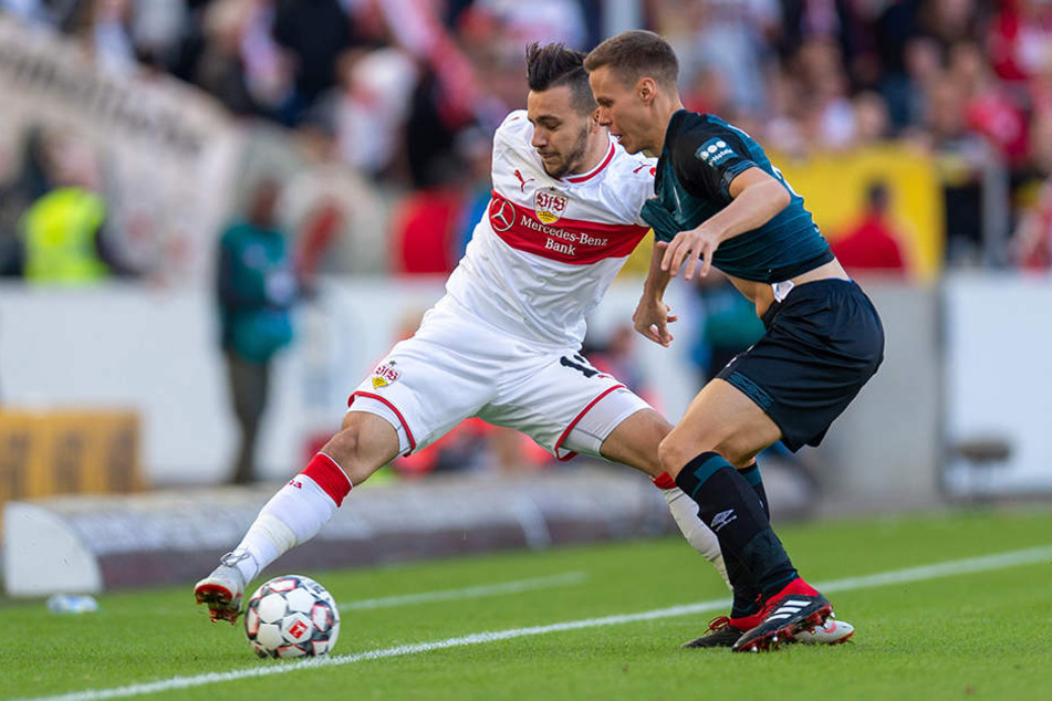 Stuttgarts Anastasios Donis (l.) im Zweikampf gegen Bremens Niklas Moisander.