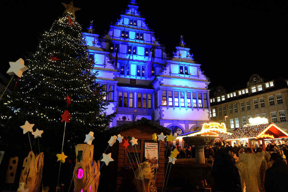 Das historische Rathaus in Paderborn wird zum größten Adventskalender der Region.