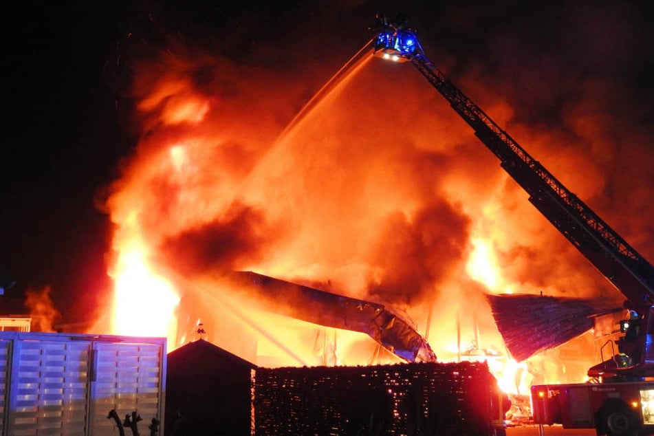 Die Feuerwehr musste mit einem Leiterwagen die Flammen in der brennenden Lagerhalle bekämpfen.
