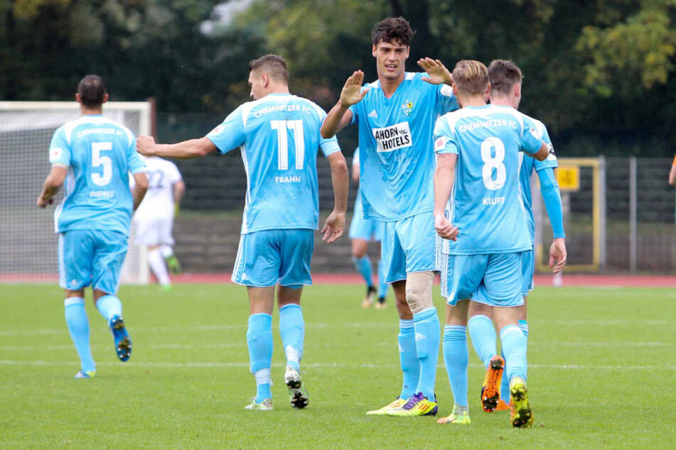 Chemnitzer Spieler bejubeln das 0:1 nach Tor von Myroslav Slavov / Miroslav (mi., Chemnitz)