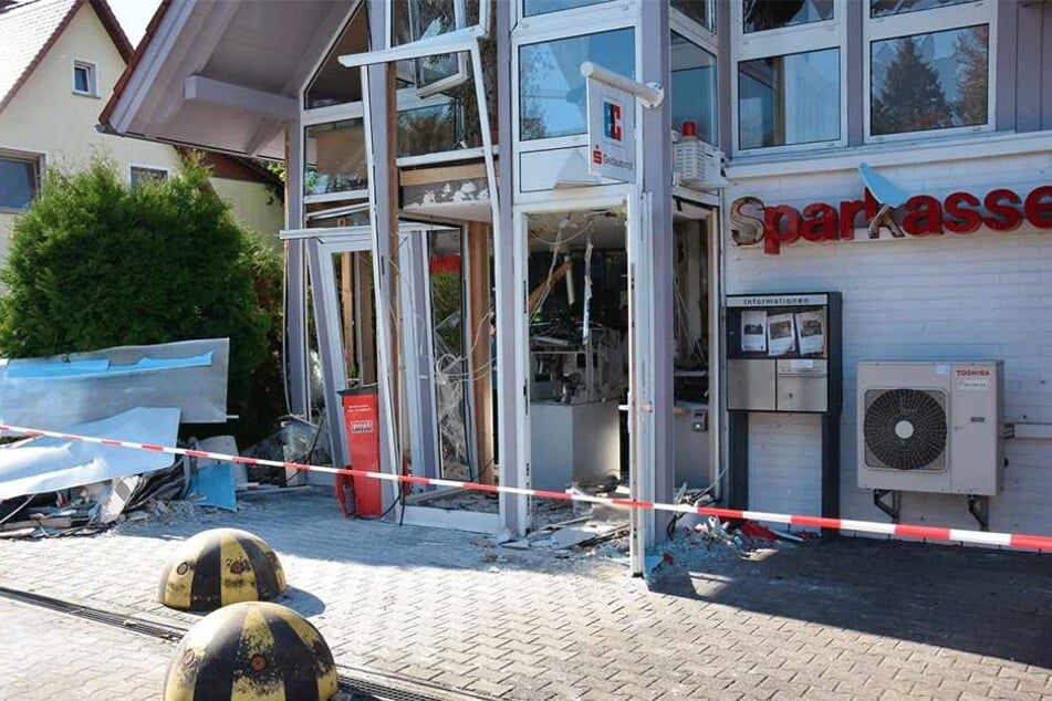 Diese Sparkassen-Filiale in Lohsa demolierten Automaten-Sprenger vor einer Woche.