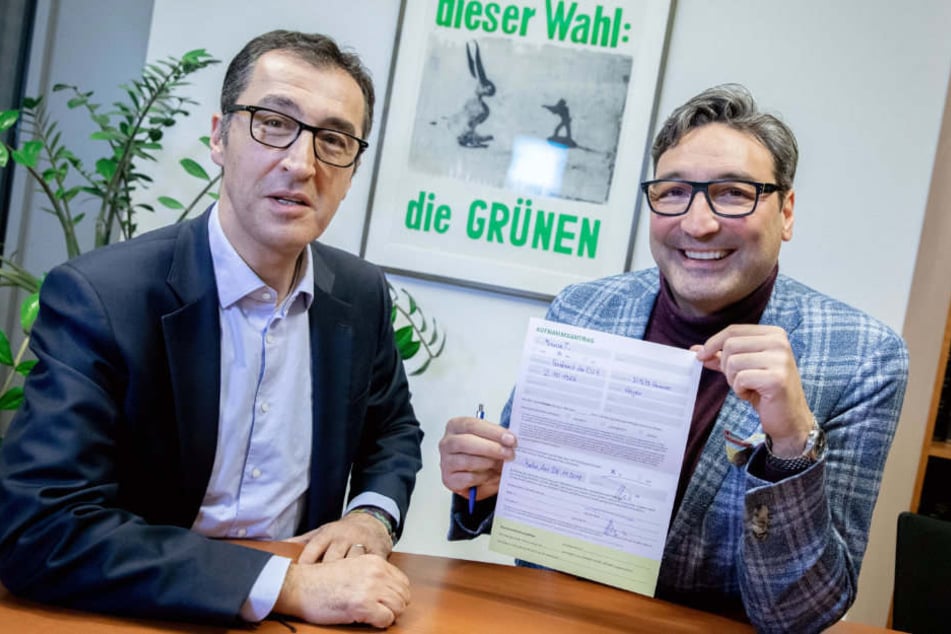 Mousse T. (r.) präsentiert seinen unterschriebenen Mitgliedsantrag.