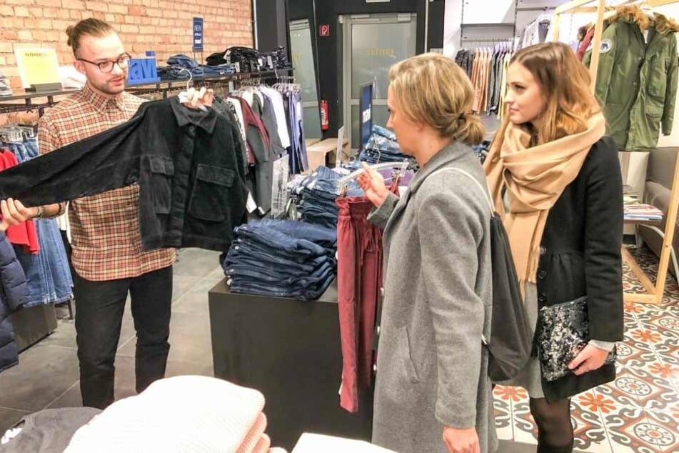 Gemeinsam mit Tochter Emily war Cornelia auf die Suche nach dem perfekten Outfit gegangen.