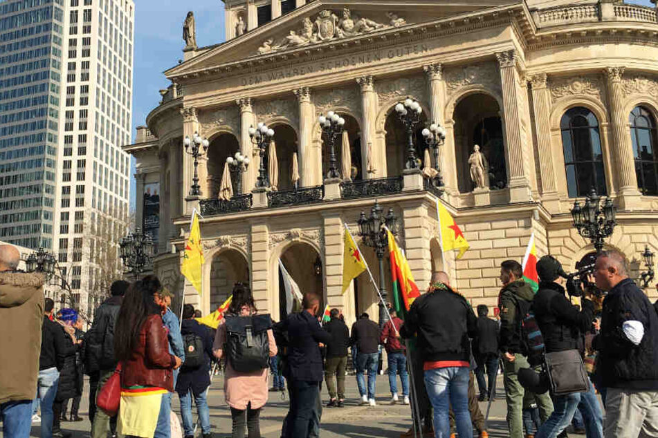 Die Stimmung auf dem Opernplatz war ausgelassen, es wurde sogar getanzt.