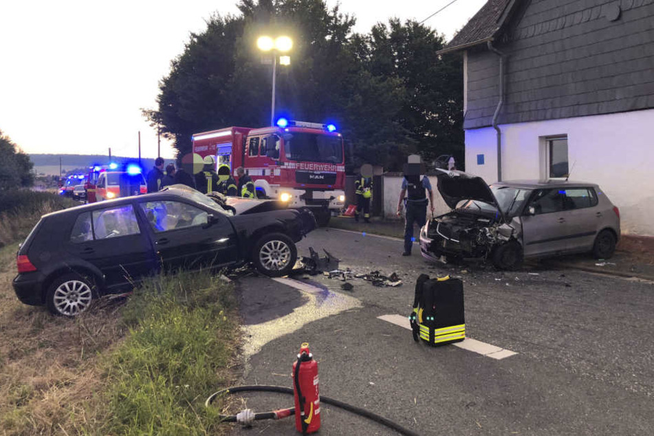 Rund 30 Feuerwehrleute sowie mehrere Rettungswagen, Polizei und ein Rettungshubschrauber waren im Einsatz.