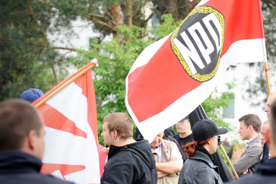 Das Archivbild aus dem Jahr 2014 zeigt NPD-Mitglieder bei einer Kundgebung in Brandenburg.