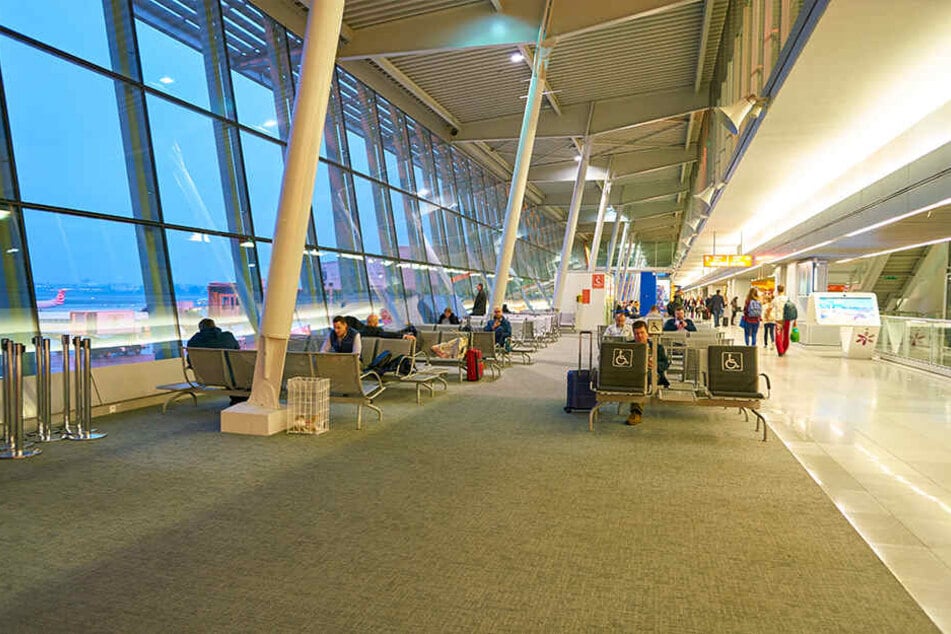 Der Vater und seine Kinder wurden auf dem Flughafen in Warschau an der Weiterreise gehindert.