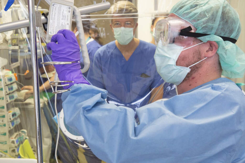 Der entscheidende Augenblick: Der erste Kymriah-Patient am UKL erhält sein in einem Speziallabor behandeltes Zellmaterial per Infusion zurück. Ein bedeutender Moment auch für Prof. Uwe Platzbecker (im Hintergrund).