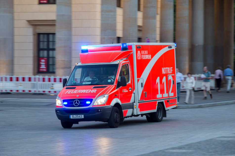 Ein Wagen der Feuerwehr auf dem Weg zum Einsatz.