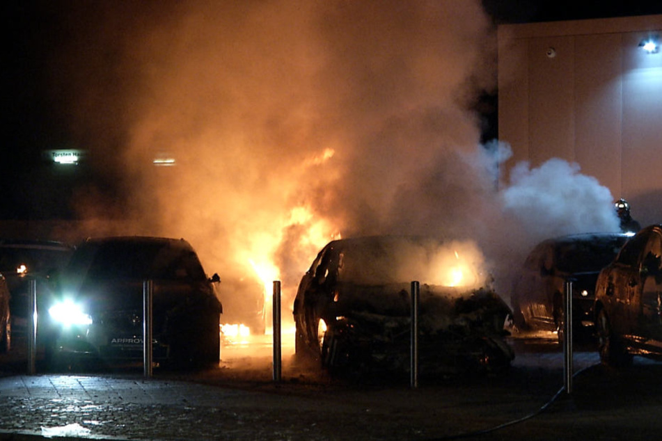 Mehrere Luxuslimousinen gingen in der Nacht von Dienstag zu Mittwoch in Leipzig in Flammen auf.