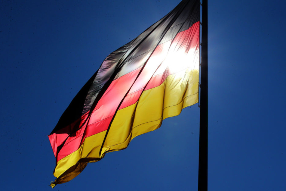 Ein Mann hat eine Deutschlandfahne zerschnitten und an seine Bürotür gehangen - um ein Zeichen zu setzen (Symbolbild).