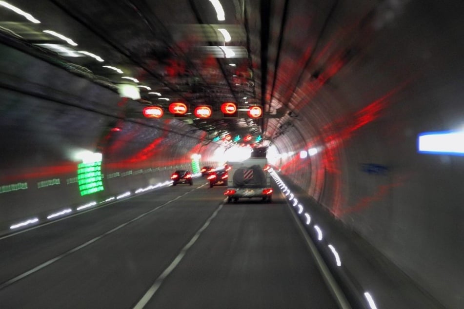 Am Tunnel Berg Bock auf der A71 krachte es am Samstag heftig (Symbolbild).