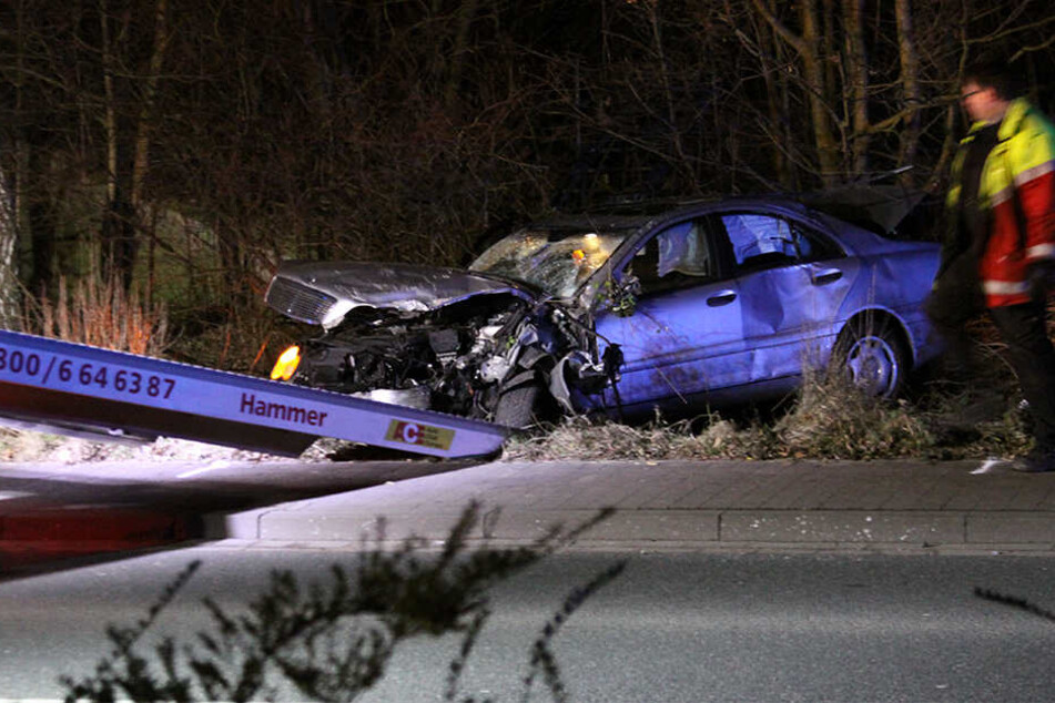 Der Mercedes-Benz wurde vom Abschleppwagen abgeholt.