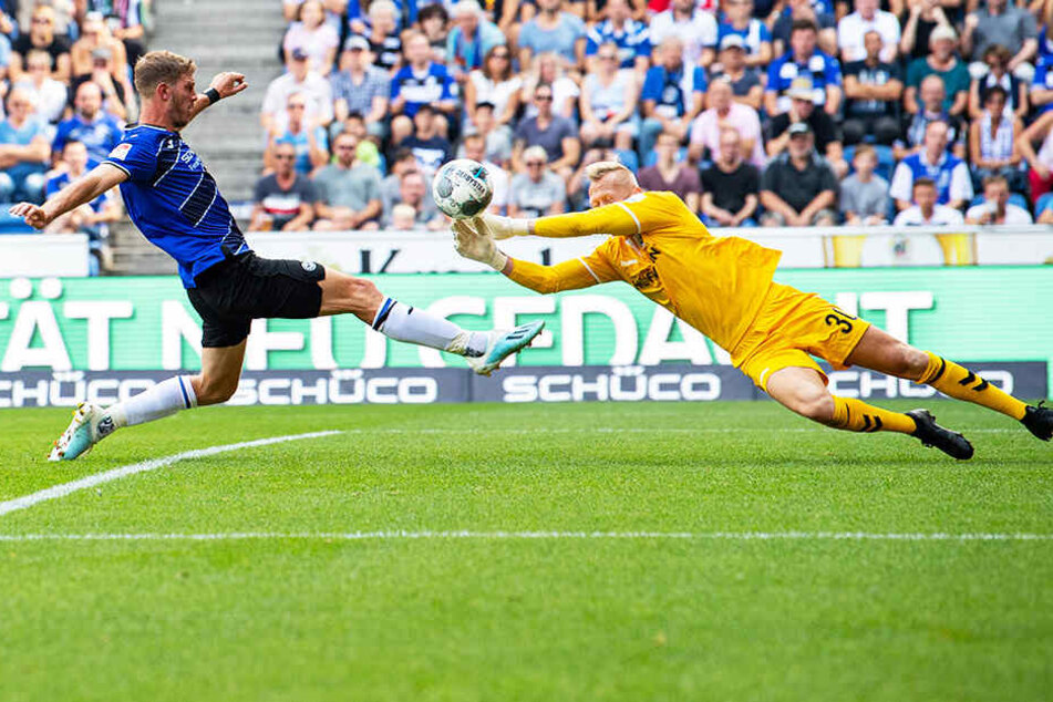Arminia-Kapitän Fabian Klos (l.) und Fürth-Keeper Sascha Burchert kämpfen um den Ball.
