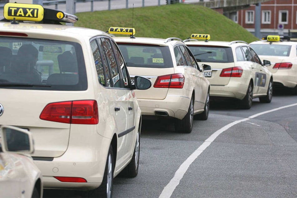 Der Taxi-Fahrer musste seinen Führerschein abgeben.
