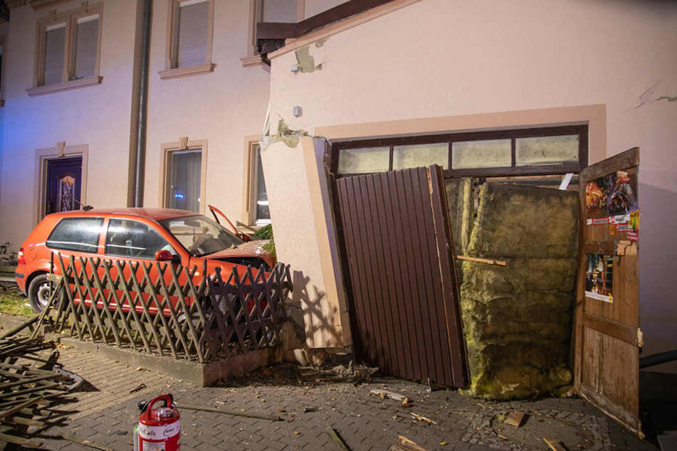 Endstation Vorgarten: Überall liegen Trümmerteile von Gartenzaun, Golf und (jetzt schiefer) Hauswand. Der Anbau ist einsturzgefährdet, muss abgerissen werden.