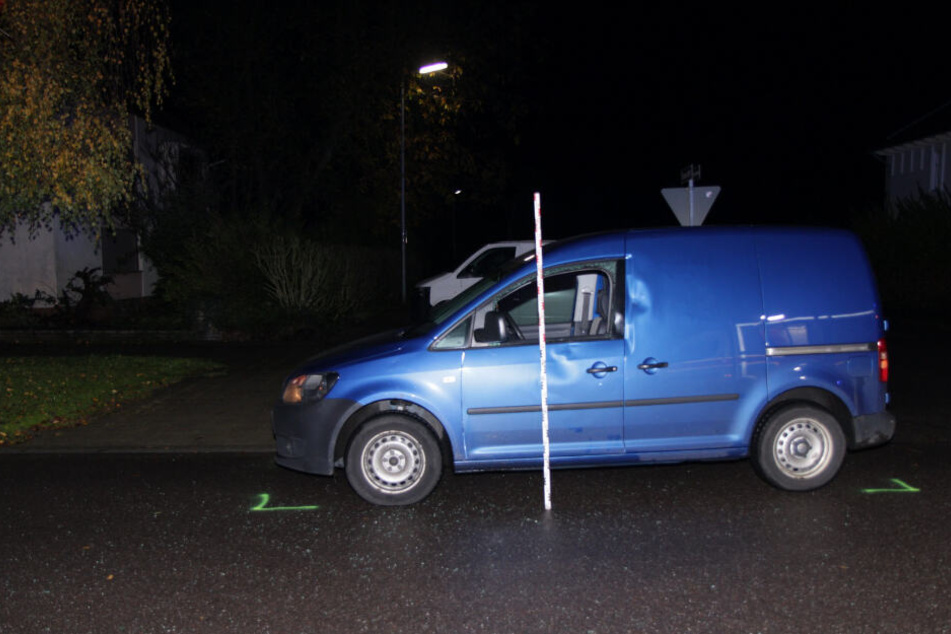 Der Junge ist mit einem Auto zusammengestoßen.