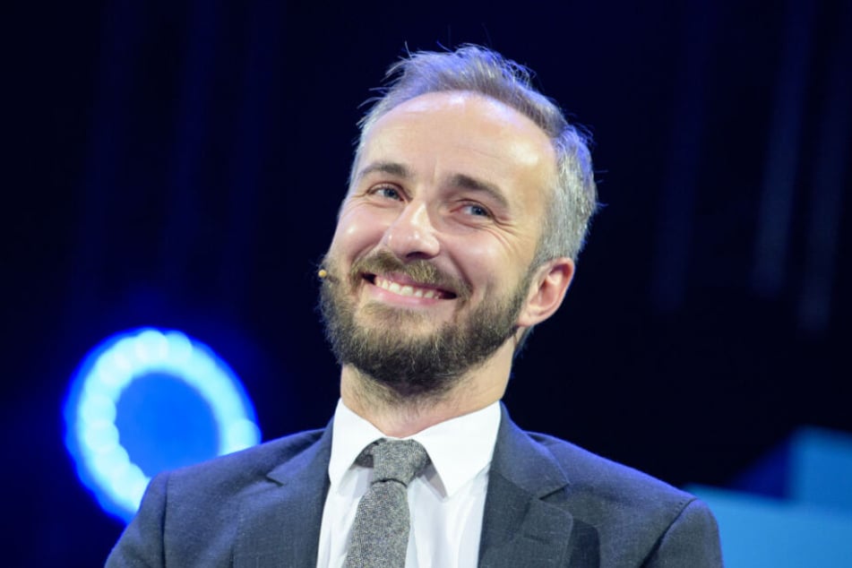 Jan Böhmermann moderiert die Sendung "Neo Royal Magazin".