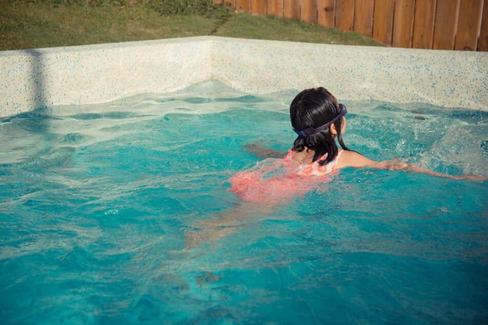 Die Zwölfjährige wartete gerade an einer Wasserrutsche, als sich der mutmaßliche Täter von hinten an sie heranpirschte (Symbolbild).
