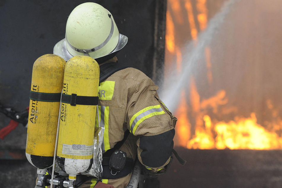 Bei dem Brand wurde das Mehrfamilienhaus schwer beschädigt.
