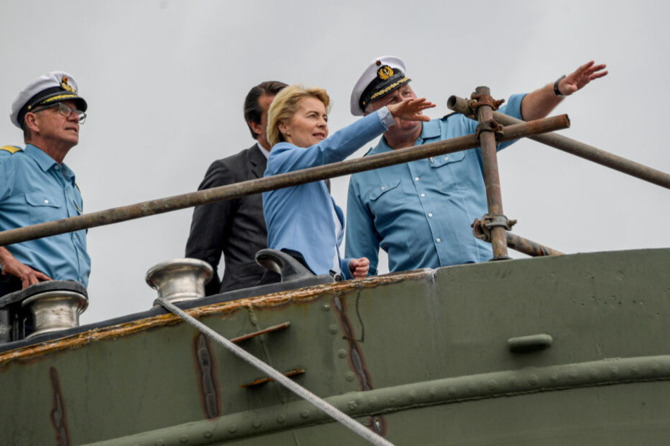 Bundesverteidigungsministerin Ursula von der Leyen steht gemeinsam mit Vize-Admiral Andreas Krause (links) und Nils Brandt (rechts), Kommandant der Gorch Fock, auf dem Segel-Schulschiff.