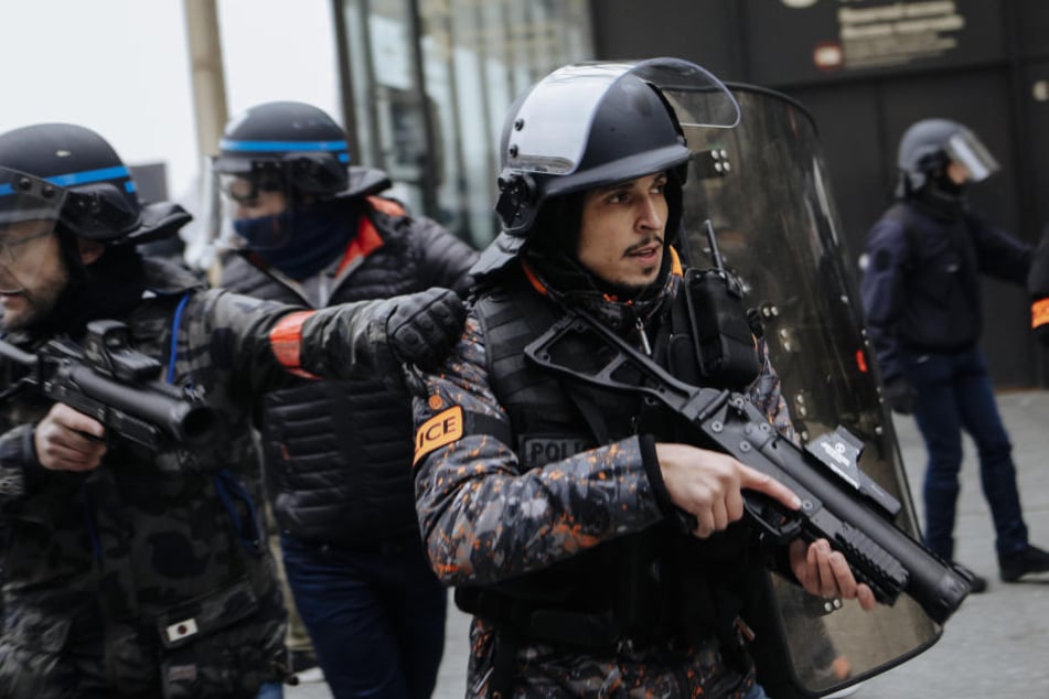 Bewaffnete Bereitschaftspolizisten beobachten eine Demonstration der "Gelbwesten".