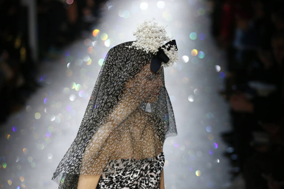 Die beiden Haute-Couture-Shows wurden am Dienstagmorgen im Pariser Grand Palais gezeigt.