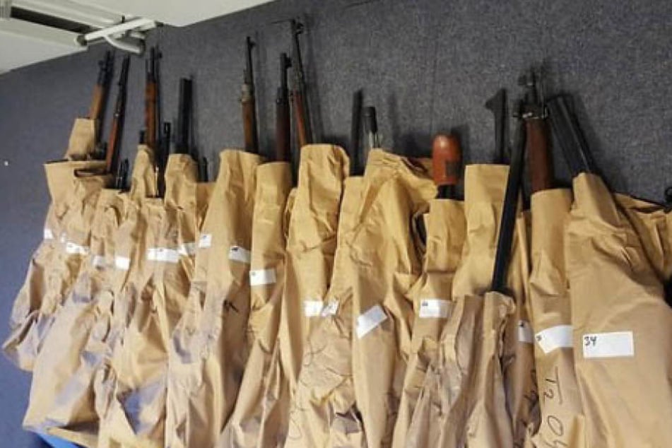 Die Beamten stellten 114 Schusswaffen sicher.