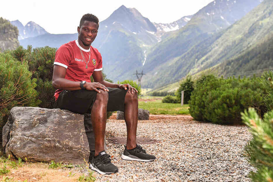 Ganz entspannt: Moussa Koné genießt die Landschaft im Ötztal - zumindest in der Freizeit. Der Senegalese hat versprochen, bei Dynamo zu bleiben.