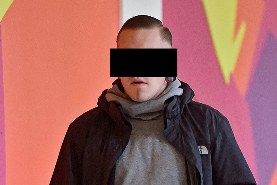 Übermütig: Kevin J. (19) fuhr außen am Heck der Bahn mit.