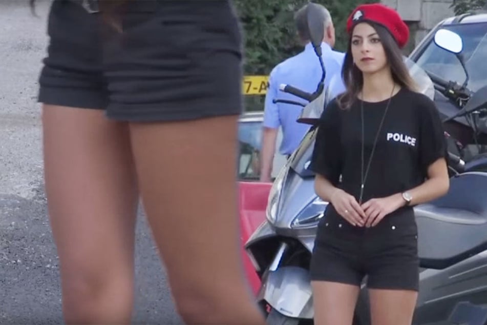 In diesen knappen Hotpants sollen Polizistinnen im Libanon den Sommer über den Straßenverkehr regeln.