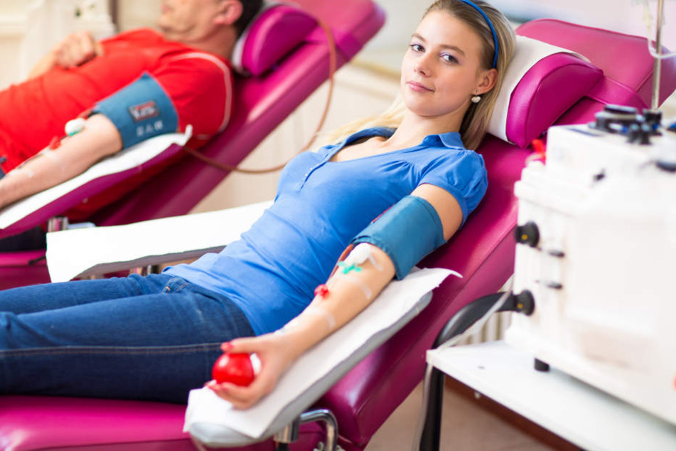 Eine Frau beim Blutspenden. (Symbolbild)