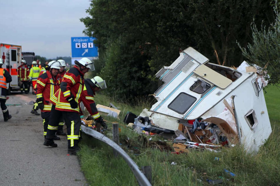 Der Wohnwagen kam von der Fahrbahn ab und wurde komplett zerstört.