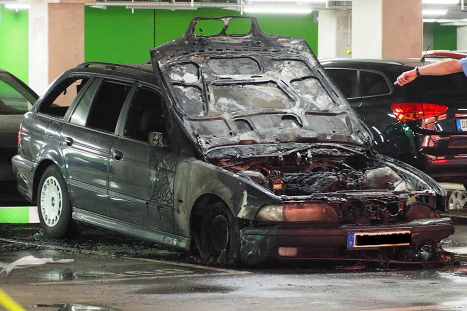 Dieser BMW geriet im Parkhaus der Centrum Galerie in Brand.