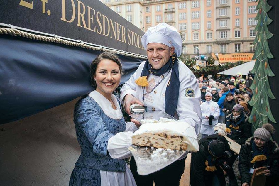 Das aktuelle Stollenmädchen Hanna Haubold und Bäckermeister René Krause schnitten den Riesenstollen an.