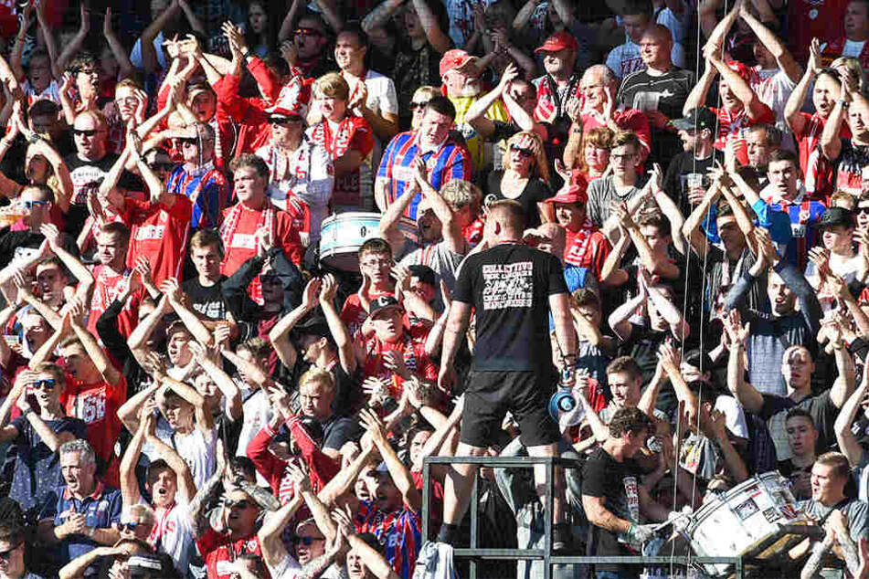 Hatten viel zu jubeln: Die Fans des FC Energie Cottbus.