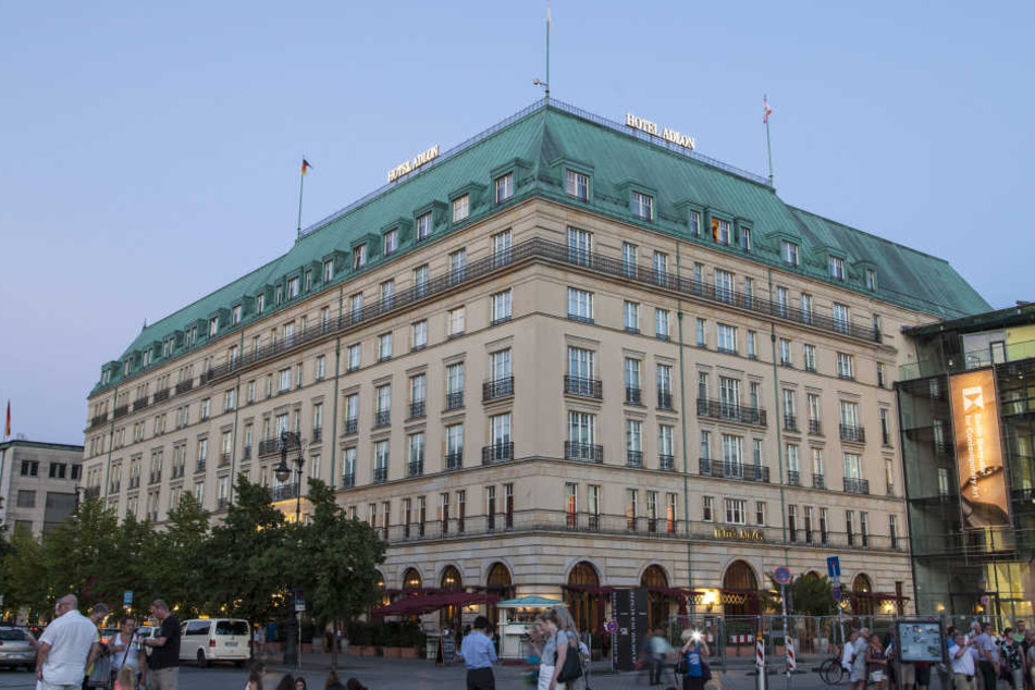 Kurz nach 18.30 Uhr trifft Obama am Hotel Adlon am Brandenburger Tor ein, wo er eine Suite bewohnt.