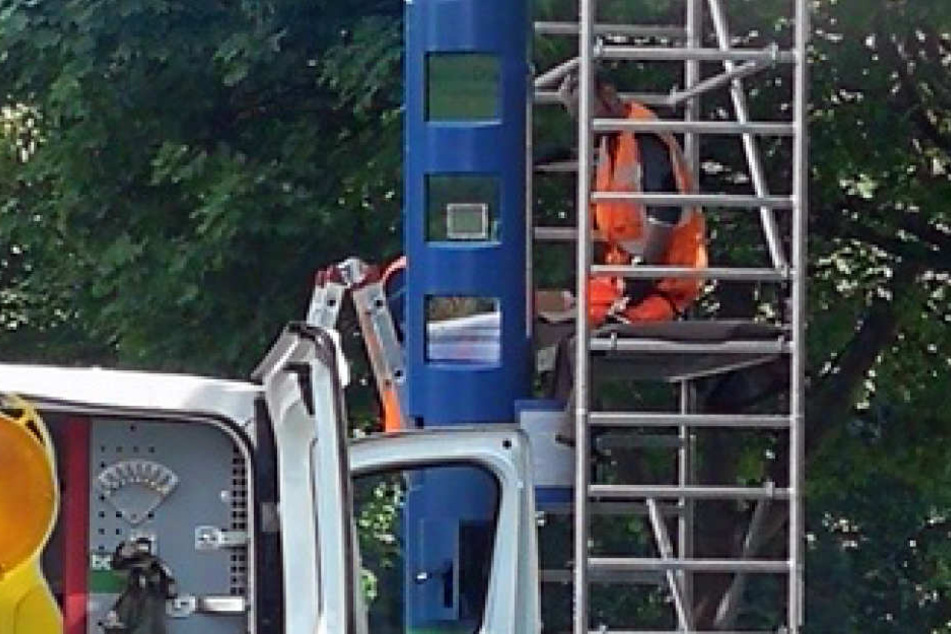 Am Dienstag wurde die auffällige Säule an der B61 in Rheda-Wiedenbrück installiert.