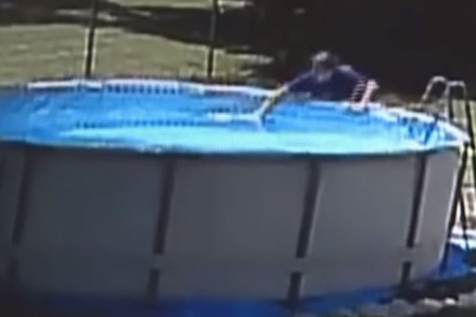Nach fünf Minuten zog Shake ihren Sohn aus dem Poolwasser.