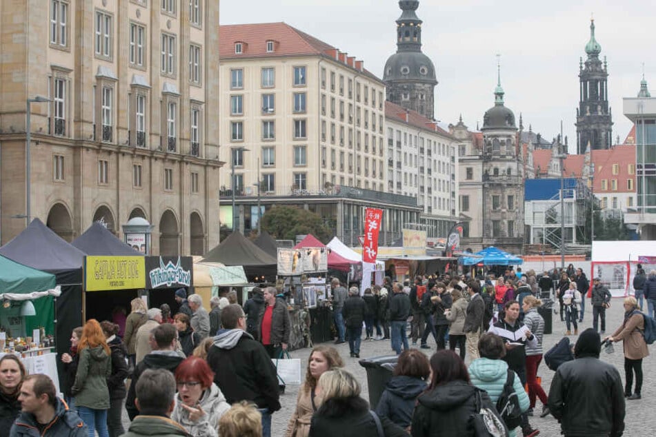 Hier gibt’s kleine, feine Speisen und Getränke auf die Hand: Bis Sonntag
läuft Dresdens 1. Streetfood-Festival auf dem Altmarkt.