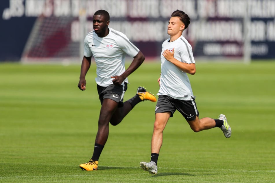 Kickte von 2015 bis 2018 bei RB Leipzig: Nicolas Kühn (r., hier im Training neben Dayot Upamecano).