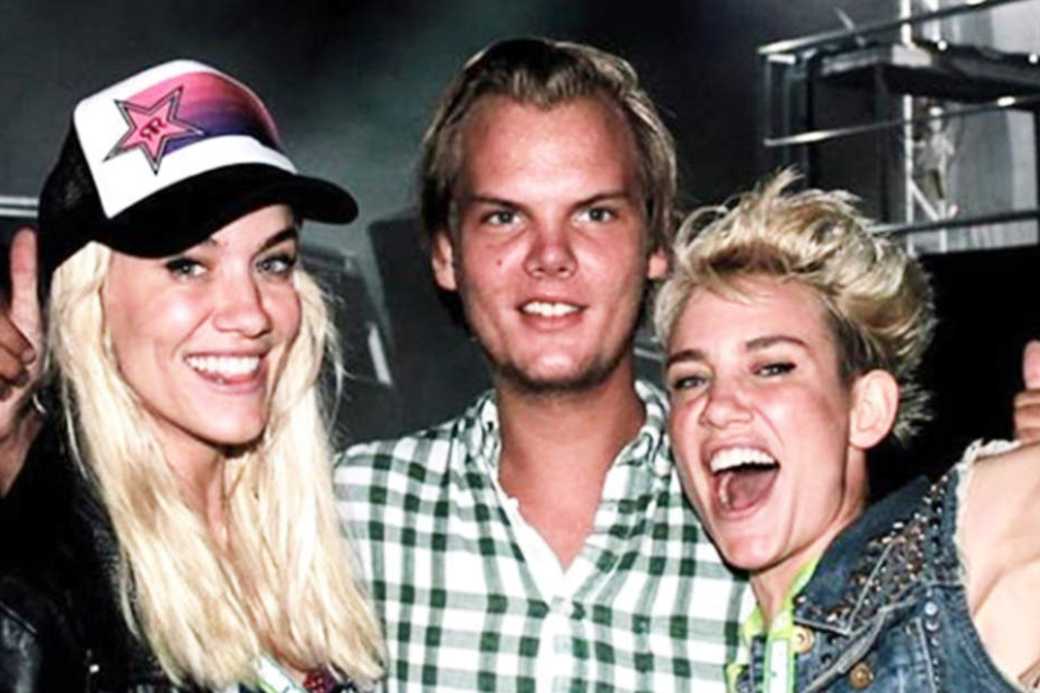 Die beiden Schwestern mit dem verstorbenen Avicii.