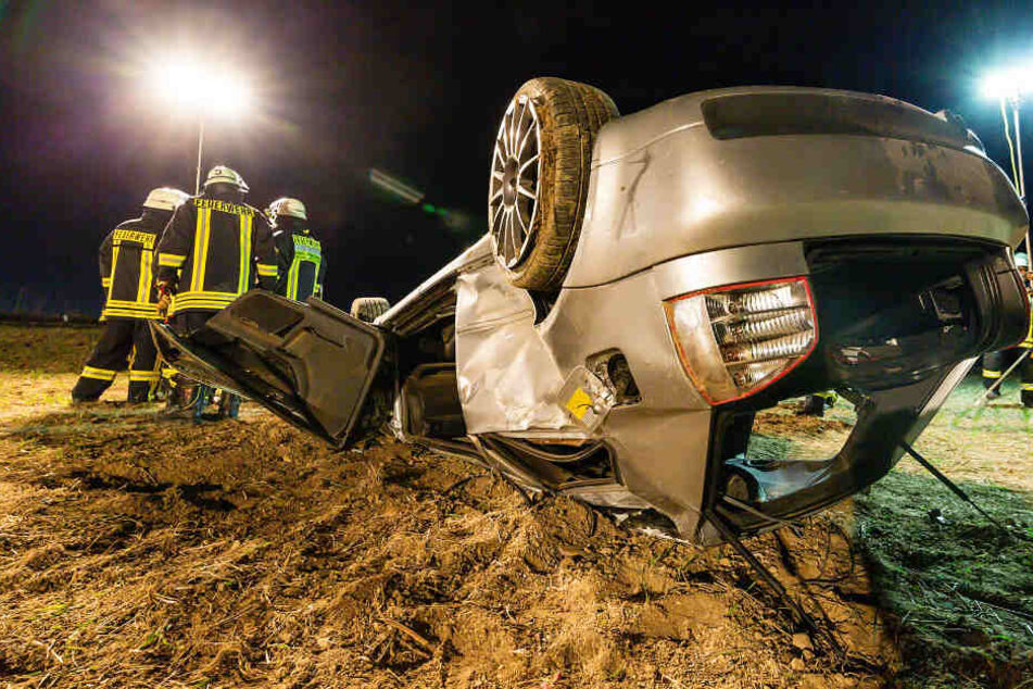 Der Audi überschlug sich und blieb auf dem Dach liegen.