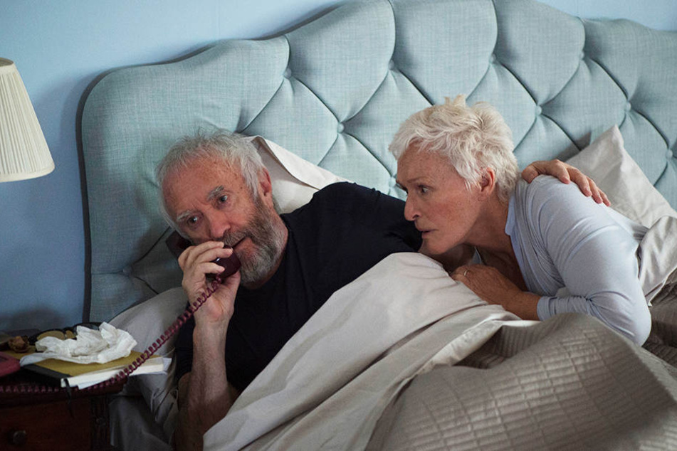 Dieser Anruf verändert ihr Leben nachhaltig: Das Committee sagt Joe Castleman (l., Jonathan Pryce), dass er den Nobelpreis für Literatur gewonnen hat. Auch seine Frau Joan (Glenn Close) ist völlig fassungslos.