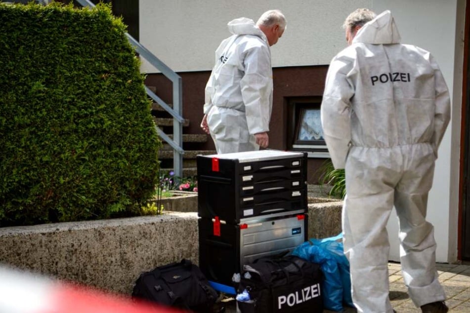 Die Spurensicherung untersuchte nach dem Mord den Tatort. (Symbolbild)