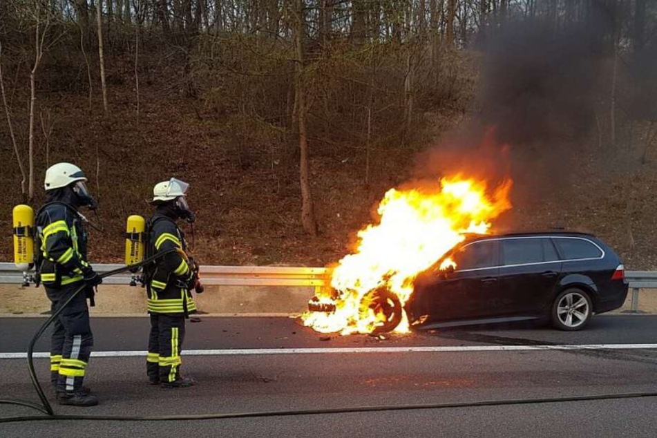 Die Feuerwehr löschte den brennenden Wagen.