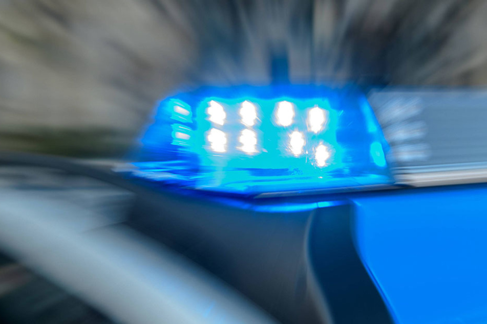 In der Nacht von Donnerstag zu Freitag lieferte sich ein 28-jähriger eine Verfolgungsjagd mit der Polizei durch halb Leipzig, verursachte 20.000 Euro Schaden. (Symbolbild)